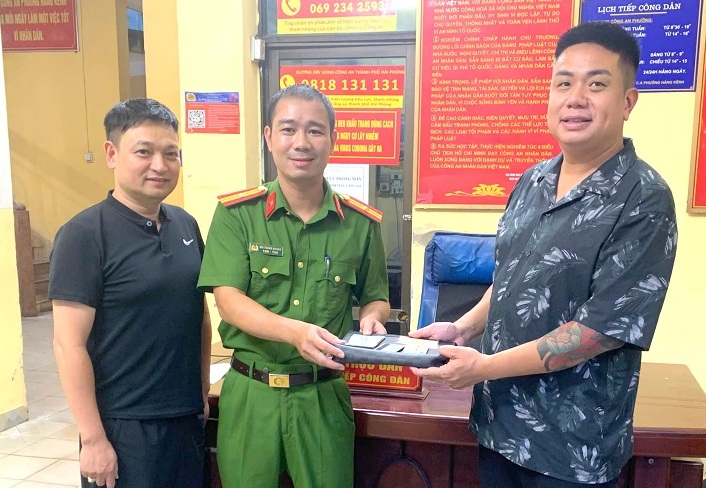 Công an phường Hàng Kênh (quận Lê Chân) giúp trao trả lại tài sản cho người bị đánh rơi